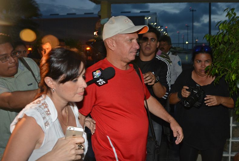 El exgeneral venezolano Hugo Carvajal llega al Aeropuerto Internacional Queen Beatrix en Oranjestad, Aruba, el 27 de julio del 2014 tras ser liberado por las autoridades.(Foto AP/Pedro Famous D&iacute;az)