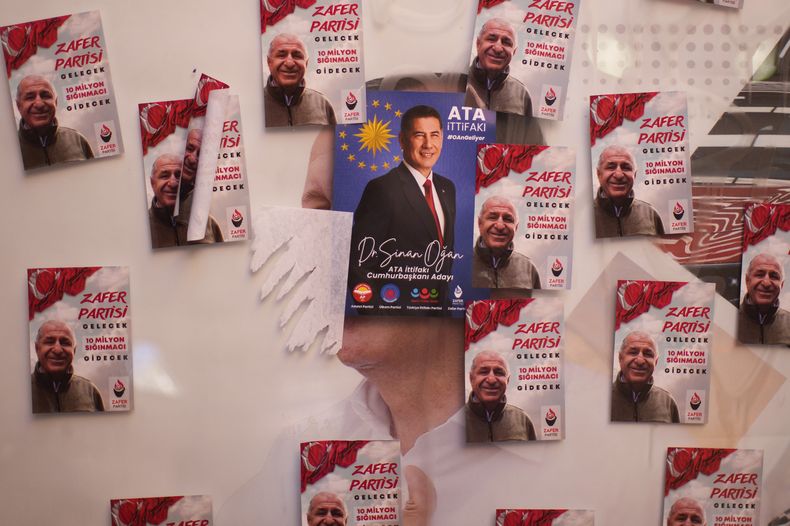Calcomanías del candidato presidencial de la Alianza ATA Sinan Ogan, al centro en azul, y del socio de la coalición Umit Ozdag cubren una valla publicitaria callejera del presidente turco, Recep Tayyip Erdogan, en Estambul, Turquía, el 8 de mayo de 2023.(Foto AP/Francisco Seco, Archivo)