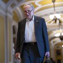 El líder de la mayoría del Senado Chuck Schumer llega mientras el Senado se prepara para aprobar el paquete de ayuda por 95.000 millones de dólares para Ucrania, Israel y Taiwán, aprobado por la Cámara de Representantes, en el Capitolio, en Washington, el martes 23 de abril de 2024. (AP Foto/J. Scott Applewhite)