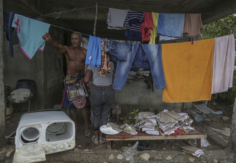 La gente seca la ropa una semana después de que el huracán Oscar azotara la ciudad de Imías en la provincia de Guantánamo, Cuba, el martes 29 de octubre de 2024. (AP Foto/Ariel Ley, Pool)