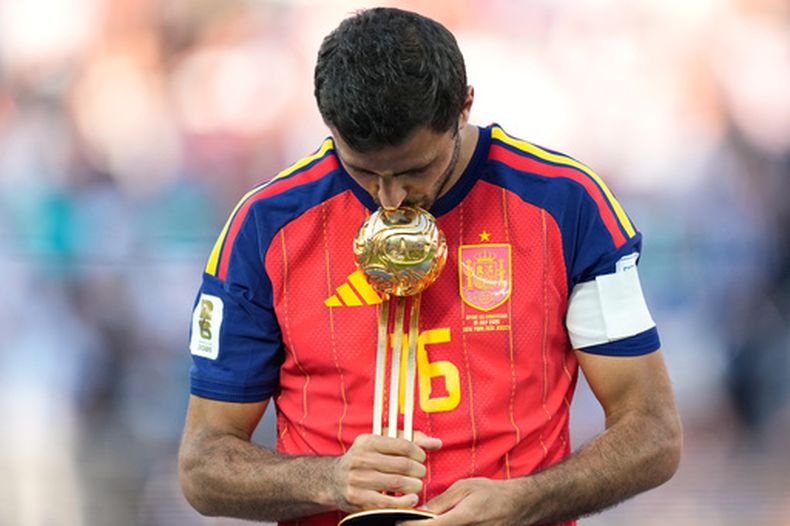 El español Rodri posa con el premio al mejor jugador del torneo al finalizar la final de la Copa del Mundo de fútbol entre España y Argentina en East Rutherford, Nueva Jersey, cerca de Nueva York, el domingo 19 de julio de 2026. (Foto AP/Ashley Landis)