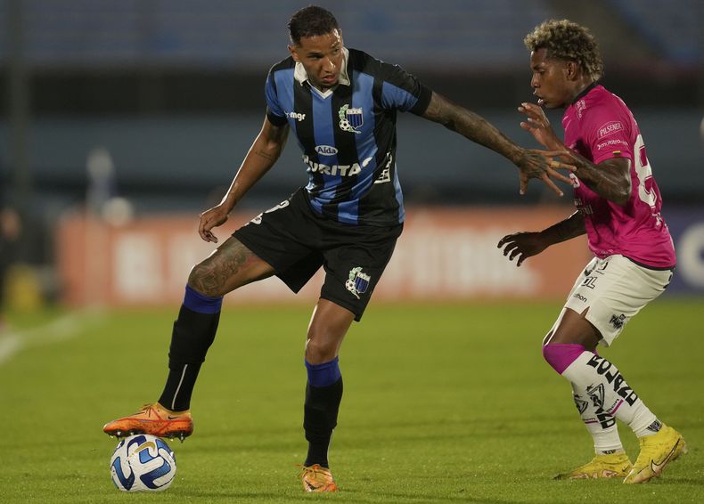 ARCHIVO - El zaguero Juan Izquierdo del club uruguayo Liverpool controla el balón ante Julio Joao Ortiz del Independiente del Valle de Ecuador en un partido de la Copa Libertadores, el 24 de mayo de 2023, en Montevideo. (AP Foto/Matilde Campodónico)