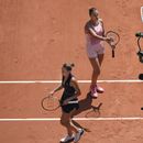 Aryna Sabalenka (arriba) y Marta Kostyuk no se saluda al final del partido de la primera ronda del Abierto de Francia, el domingo 28 de mayo de 2023. (AP Foto/Christophe Ena)