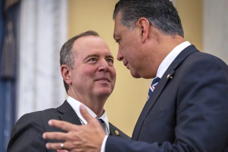 Los senadores demócratas por California Adam Schiff y Alex Padilla en el Congreso en Washington el 11 de diciembre del 2024. (AP foto/Ben Curtis)