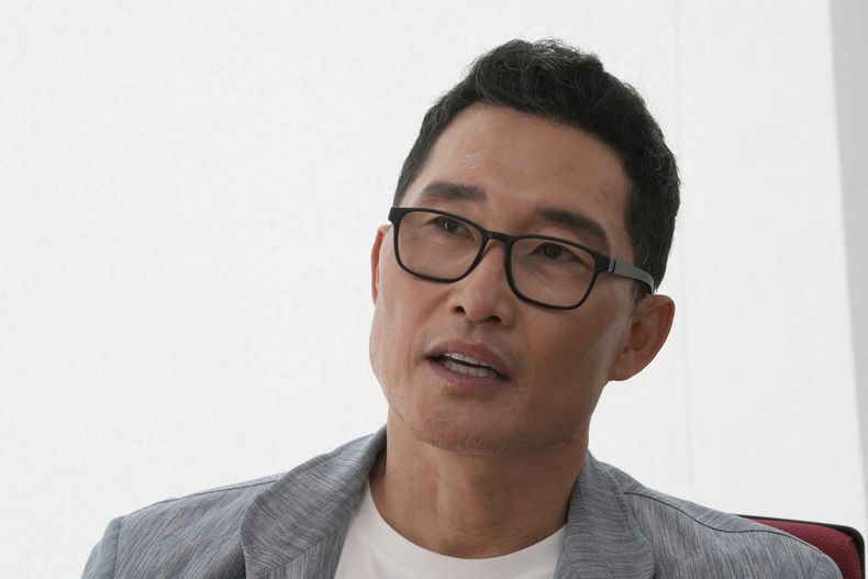 El actor coreano-estadounidense Daniel Dae Kim habla durante una entrevista con The Associated Press en la oficina de The Associated Press en Seúl, Corea del Sur, el martes 19 de agosto de 2025. (Foto AP/Ahn Young-joon)