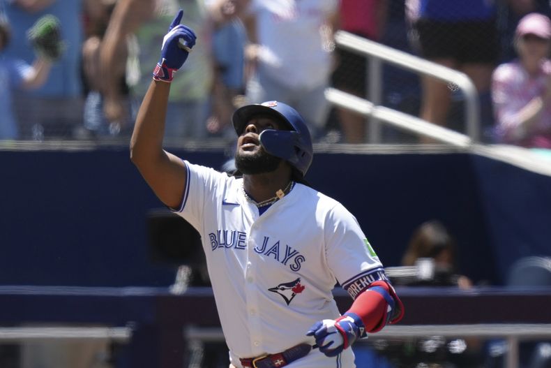 El dominicano de los Azulejos de Toronto Vladimir Guerrero Jr. celebra tras batear un jonrón de tres carreras en la tercera entrada ante el pitcher de los Orioles de Baltimore Cade Povich el jueves 6 de junio del 2024. (Chris Young/The Canadian Press via AP)