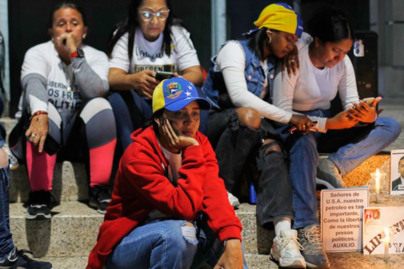 Los familiares de los detenidos, que según ellos están recluidos por motivos políticos, esperan frente a El Helicoide, sede del servicio de inteligencia venezolano y centro de detención, después de que la Asamblea Nacional aprobara una ley de amnistía en Caracas, Venezuela, el jueves 19 de febrero de 2026. (Foto AP/Crisitian Hernández)