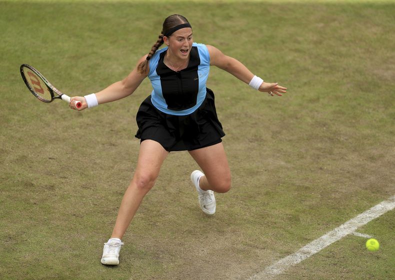 La letona Jelena Ostapenko en acción en el encuentro de semifinales del Abierto de Birmingham ante la rusa Anastasia Potapova el sábado 24 de junio del 2023. (Bradley Collyer/PA via AP)
