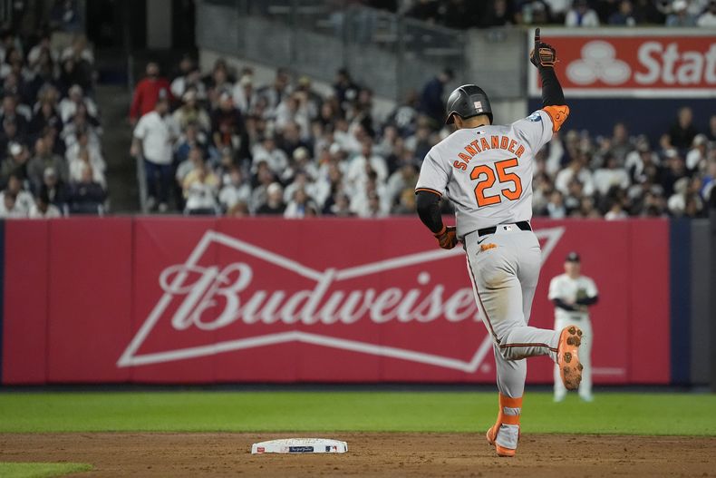 El venezolano Anthony Santander, de los Orioles de Baltimore, recorre las bases tras batear un jonrón ante los Yankees de Nueva York, el martes 24 de septiembre de 2024 (AP Foto/Bryan Woolston)