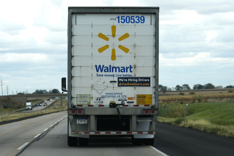 Un camión de la cadena Walmart anuncia contrataciones mientras transita pot la carretera I-88 en Franklin Grove, Illinois, el lunes 14 de octubre de 2024. (AP Foto/Nam Y. Huh)