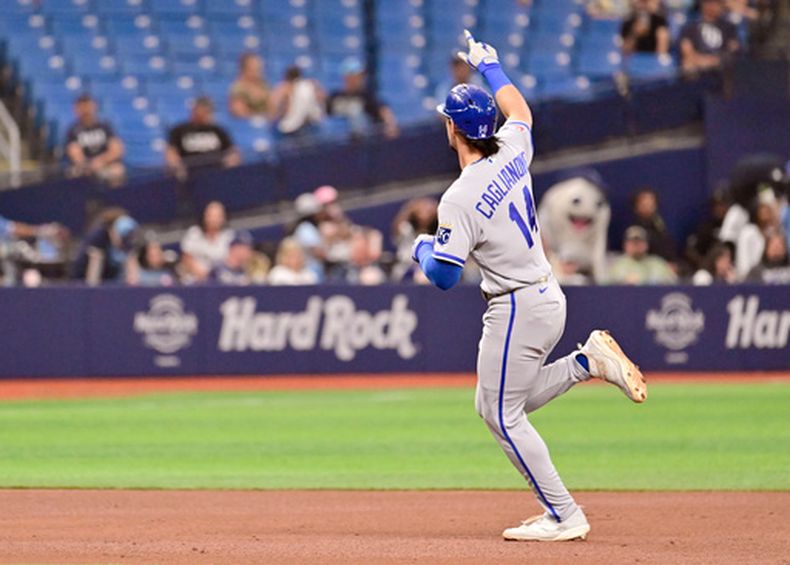 Jac Caglianone, de los Reales de Kansas City, recorre las bases tras conectar un jonrón de dos carreras durante la quinta entrada de un partido de béisbol contra los Rays de Tampa Bay, el martes 23 de junio de 2026, en St. Petersburg, Florida. (Foto AP/Jason Behnken)