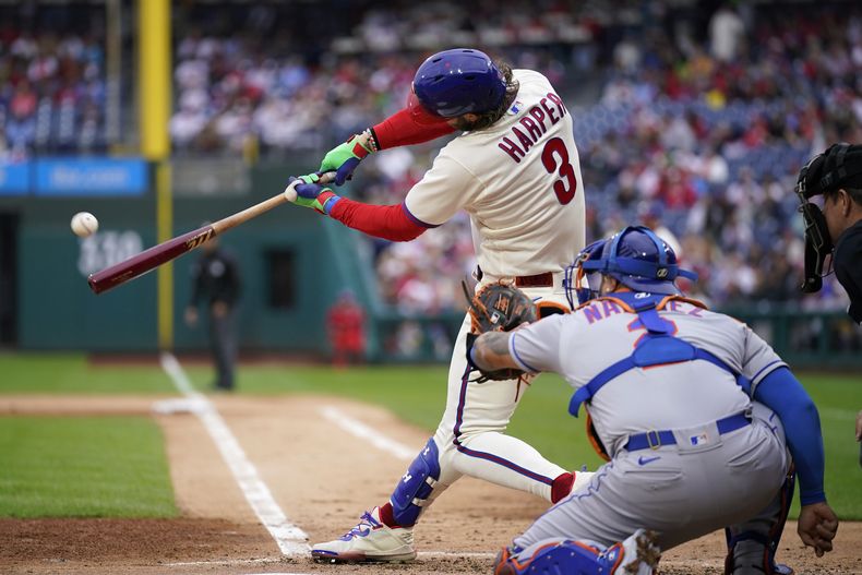 Bryce Harper, de los Filis de Filadelfia, conecta un jonrón en el duelo del sábado 23 de septiembre de 2023, ante los Mets de Nueva York (AP Foto/Matt Slocum)