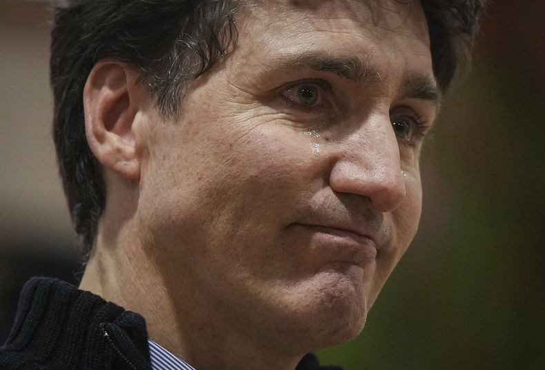 El primer ministro de Canadá Justin Trudeau rompe en llanto durante un evento para celebrar un acuerdo de devolución de tierras a la nación haida, el lunes 17 de febrero de 2025, en Skidegate, Columbia Británica. (Darryl Dyck/The Canadian Press vía AP)