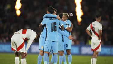 Los jugadores de la selección de Uruguay, festejan la victoria sobre Perú en las eliminatorias mundialistas, el jueves 4 de septiembre de 2025 (AP Foto/Matilde Campodonico)