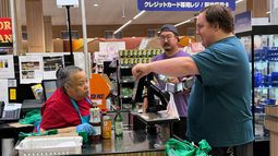 Un empleado revisa la tarjeta de identificación de un cliente antes de registrar una compra de alcohol en una tienda de comestibles en Arlington Heights, Illinois, el lunes 6 de julio de 2026. (AP Foto/Nam Y. Huh)