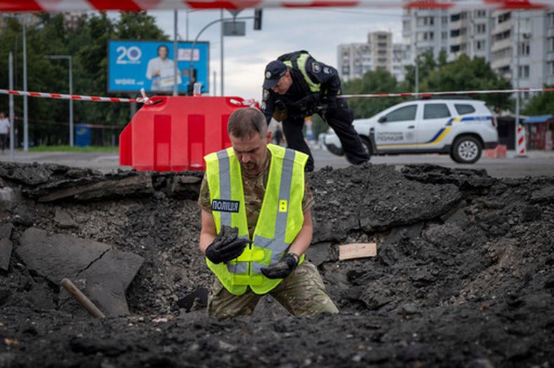 Un zapador examina el lugar del impacto de un misil ruso en una zona residencial, el sábado 11 de julio de 2026, en Kiev. (AP Foto/Dan Bashakov)