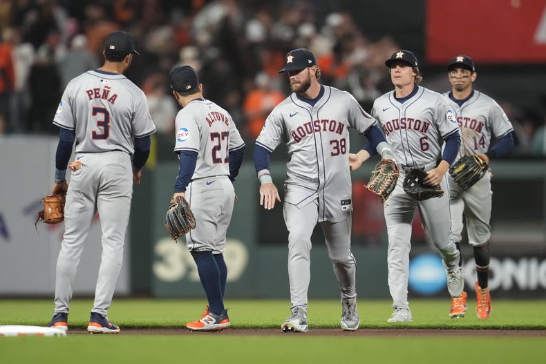 El campocorto de los Astros de Houston, Jeremy Peña (3), celebra con el segunda base José Altuve (27), el jardinero derecho Trey Cabbage (38), el jardinero central Jake Meyers (6) y el jardinero izquierdo Mauricio Dubón (14) después de que los Astros derrotaron a los Gigantes de San Francisco en San Francisco, el martes 11 de junio de 2024. (AP Foto/Jeff Chiu)