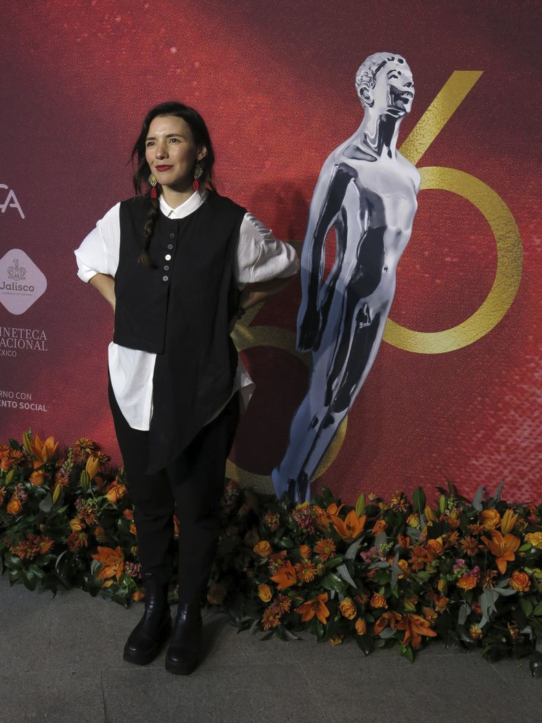 La cineasta Lila Avilés, de la película Tótem, posa al llegar al almuerzo de nominados de la 66a edición de los premios Ariel de la Academia Mexicana de Artes y Ciencias Cinematográficas en la Ciudad de México el 21 de agosto de 2024. (Foto AP/Berenice Bautista)