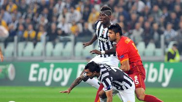 americateve | El jugador de la Juventus, Carlos Tevez, abajo, disputa un bal&oacute;n en un partido contra Galatasaray en la Liga de Campeones el mi&eacute;rcoles, 2 de octubre de 2013, en Tur&iacute;n, Italia. (AP Photo/Massimo Pinca)