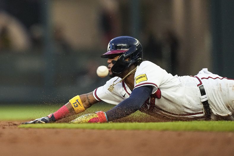 ARCHIVO - Ronald Acuña Jr., de los Bravos de Atlanta, se roba la segunda base en el juego ante los Dodgers de Los Ángeles, el martes 23 de mayo de 2023. (AP Foto/John Bazemore)
