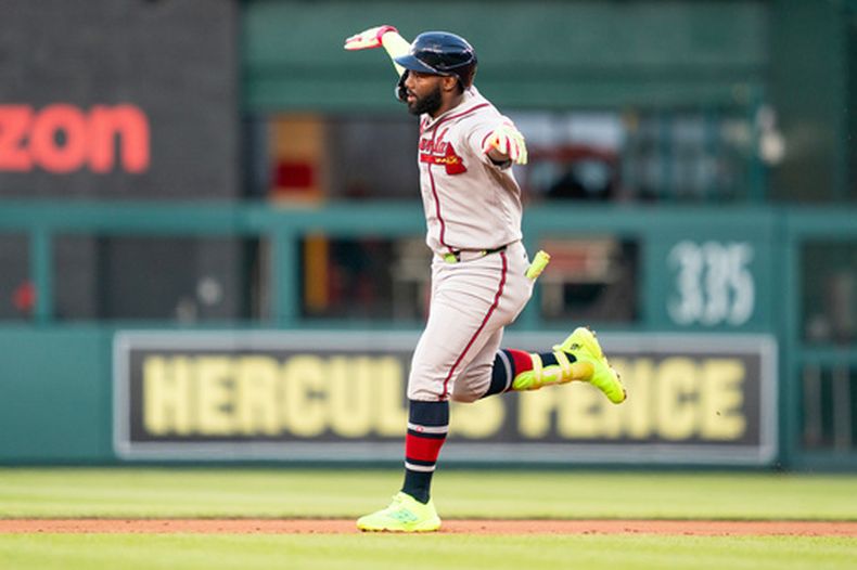 Michael Harris II, de los Bravos de Atlanta, celebra un cuadrangular en la tercera entrada del juego de béisbol de Grandes Ligas contra los Nacionales de Washington, el miércoles 22 de abril de 2026, en Washington. (AP Foto/Nathan Howard)