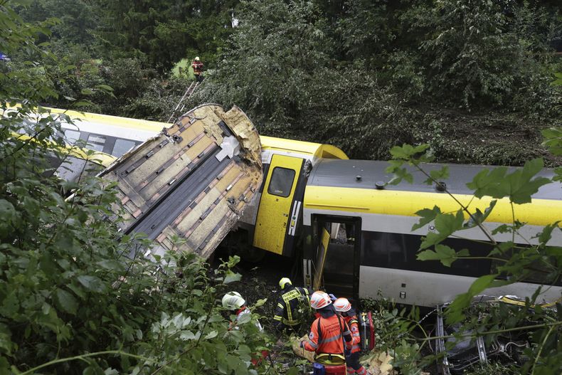 El descarrilamiento de tren en el distrito Biberach de Alemania el 27 de julio del 2025. (Thomas Warnack/dpa via AP)