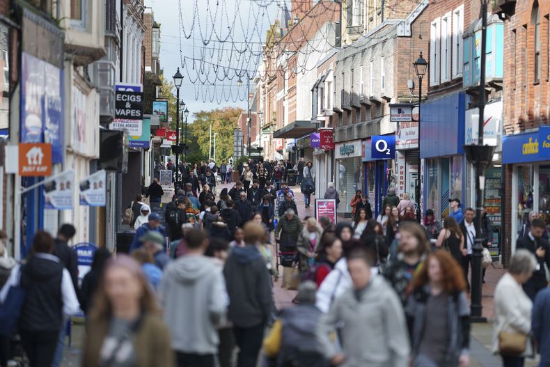 Personas caminan por el centro de Wrexham, Gales, el lunes 7 de octubre de 2024. (Foto AP/Jon Super)