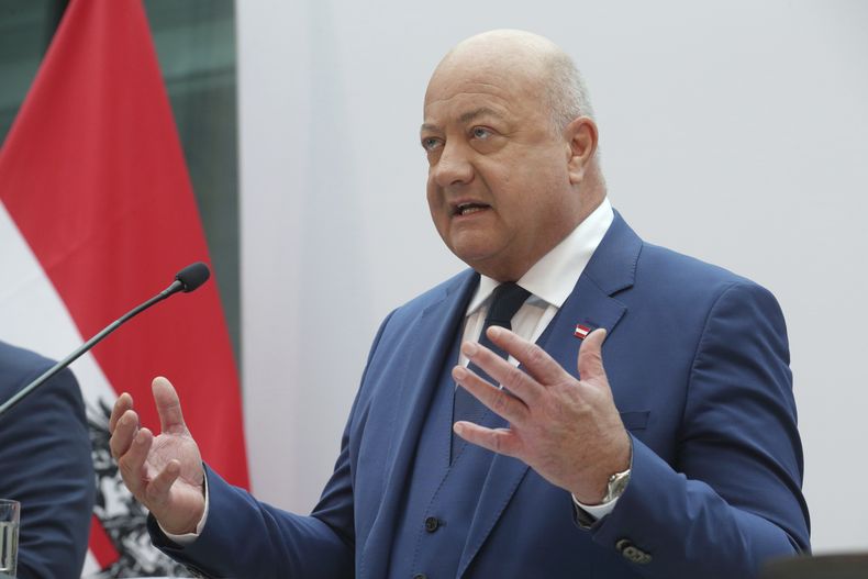 El líder del Partido Popular de Austria, Christian Stocker, ofrece una conferencia de prensa tras acordar una coalición de gobierno con los Socialdemócratas y NEOS en Viena, Austria, el jueves 27 de febrero de 2025. (AP Foto/Heinz-Peter Bader)
