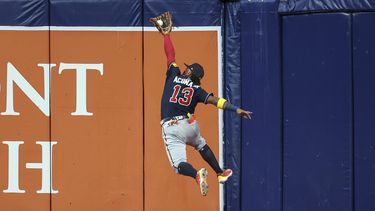 ARCHIVO - El jardinero derecho Ronald Acuña Jr., de los Bravos de Atlanta, atrapa un elevado de Luke Raley de los Rays de Tampa Bay, el domingo 9 de julio de 2023, en St. Petersburg, Florida. (AP Foto/Mike Carlson)