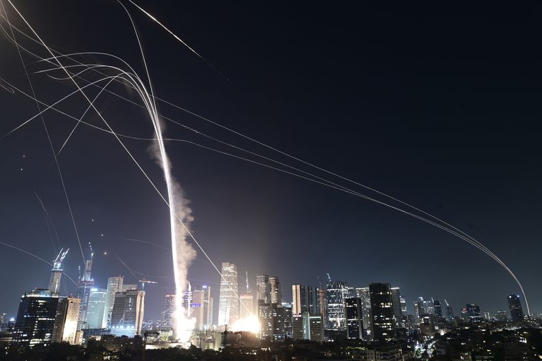 El sistema de defensa aérea israelí Cúpula de Hierro dispara misiles para interceptar proyectiles sobre Tel Aviv, Israel, el viernes 13 de junio de 2025. (AP Foto/Tomer Neuberg)