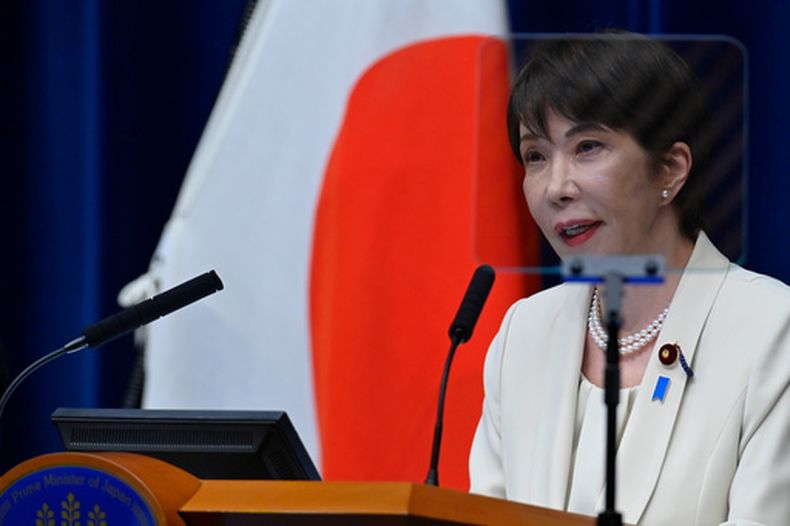 La primera ministra japonesa Sanae Takaichi habla durante una conferencia de prensa en la sede de su oficina, en Tokio, el lunes 27 de julio de 2026. (David Mareuil/Pool Photo vía AP)