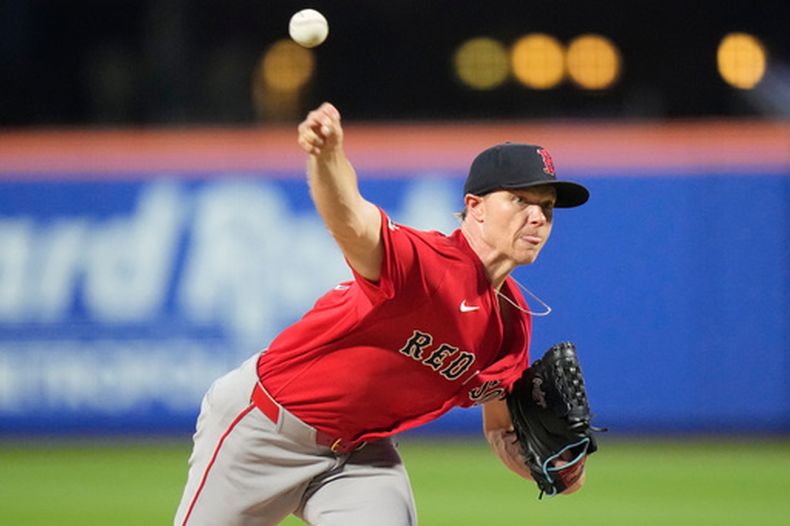 El lanzador de los Medias Rojas de Boston, Sonny Gray, lanza durante la segunda entrada de un partido de béisbol contra los Mets de Nueva York, el viernes 10 de julio de 2026, en Nueva York. (Foto AP/Frank Franklin II)