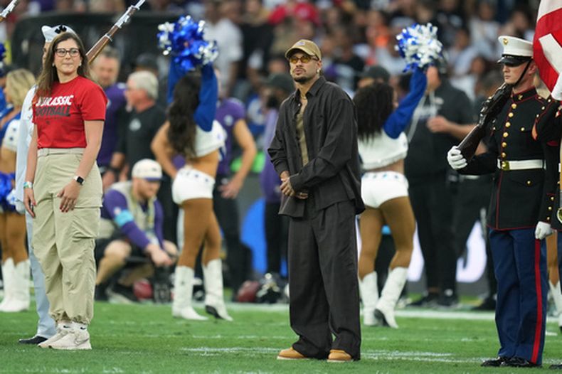 Neymar en la cancha previo al partido de la NFL entre los Cowboys de Dallas y los Ravens de Baltimore, el domingo 27 de septiembre de 2026, en Río de Janeiro. (AP Foto/Andre Penner)