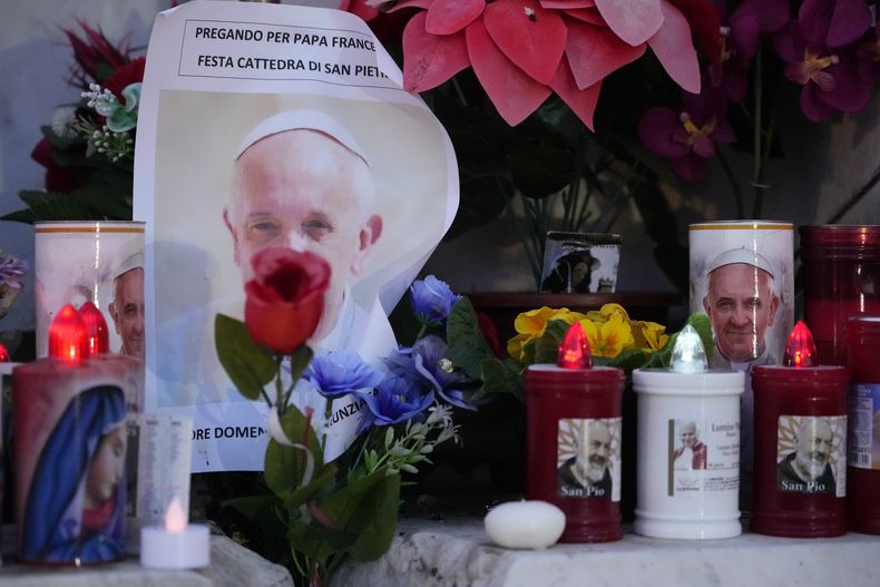 Velas encendidas cerca de fotos del papa Francisco ante la Policlínica Agostino Gemelli en Roma, el domingo 23 de febrero de 2025, donde está hospitalizado el papa desde el 14 de febrero. (AP Foto/Gregorio Borgia)