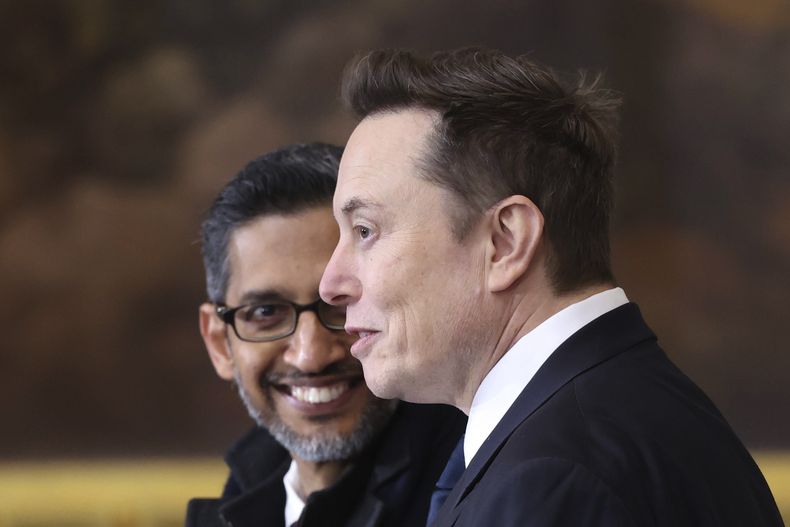 El CEO de Google, Sundar Pichai, a la izquierda, y el CEO de Tesla y SpaceX, Elon Musk, llegan a la investidura presidencial de Donald Trump a la Rotonda del Capitolio en Washington, el lunes 20 de enero de 2025. (Kevin Lamarque/Pool Photo vía AP)