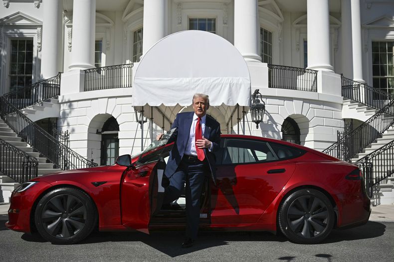 El presidente Donald Trump se baja de un vehículo Model S de Tesla rojo en el jardín sur de la Casa Blanca, en Washington, el martes 11 de marzo de 2025. (Pool vía AP)