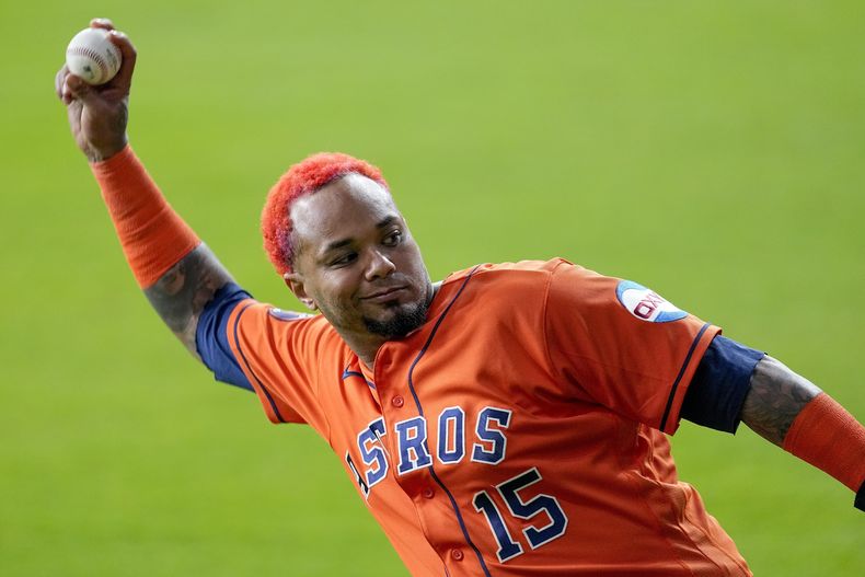ARCHIVO - El dominicano Martín Maldonado de los Astros de Houston realiza sus calentamientos previo al Juego 6 de la Serie de Campeonato de la Liga Americana ante los Rangers de Texas, el 22 de octubre de 2023, en Houston. (AP Foto/Tony Gutierrez, Archivo)