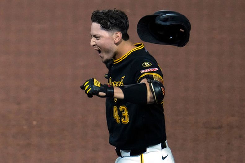 Rafael Flores Jr., de los Piratas de Pittsburgh, festeja tras llegar a primera gracias a un error que derivó en la victoria ante los Gigantes de San Francisco, el marrtes 1 de septiembre de 2026 (AP Foto/Gene J. Puskar)