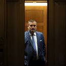 El senador de Texas, Ted Cruz, aborda un ascensor mientras los republicanos inician un esfuerzo final para impulsar el paquete de recortes fiscales y de gasto del presidente Donald Trump, en el Capitolio, Washington, el lunes 30 de junio de 2025. (AP Foto/Mark Schiefelbein)
