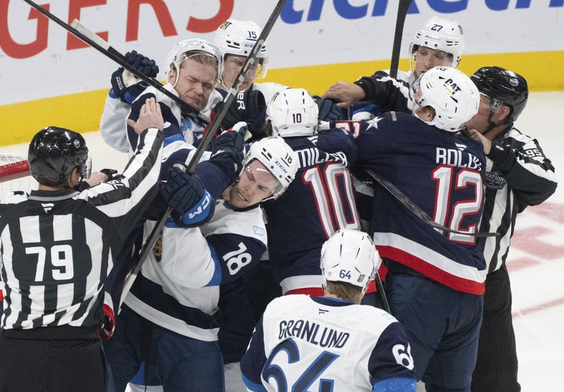 Los jugadores de Finlandia y Estados Unidos riñen durante un partido del 4 Nations Face-Off el jueves 13 de febrero de 2025 en Montreal (Christinne Muschi/The Canadian Press via AP)