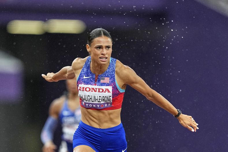 La estadounidense Sydney McLaughlin-Levrone gana la final de los 400 metros en el Mundial de atletismo, el jueves 18 de septiembre de 2025, en Tokio. (AP Foto/Petr David Josek)