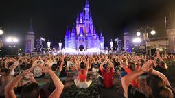 Una ceremonia del solsticio de verano en Disney World en Lake Buena Vista, Florida, el 21 de junio de 2023. (Joe Burbank/Orlando Sentinel via AP)