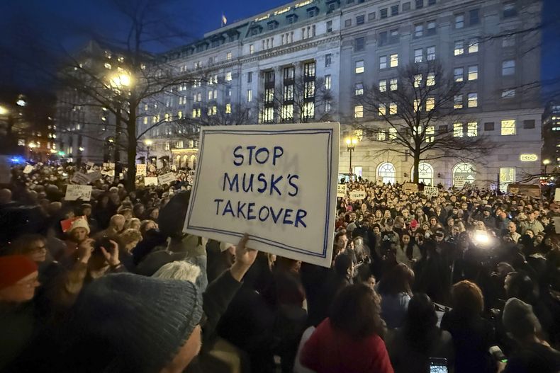 ARCHIVO - Varias personas protestan durante un mitin afuera del Departamento del Tesoro, en Washington, el 4 de febrero de 2024. (AP Foto/Jose Luis Magana, Archivo)