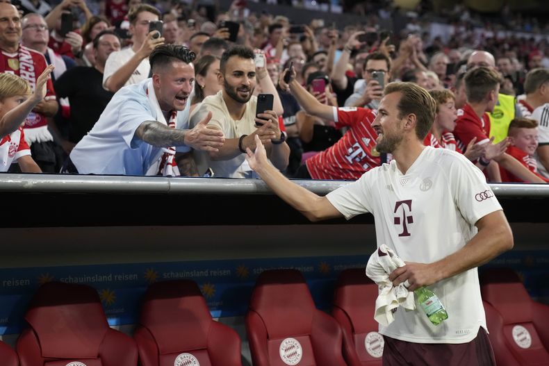 Harry Kane del Bayern Munich salud a los aficionados antes del encuentro ante el Leipzig en la Super Copa Alemana en el Allianz Arena en Munich el sábado 12 de agosto del 2023. (AP Foto/Matthias Schrader)