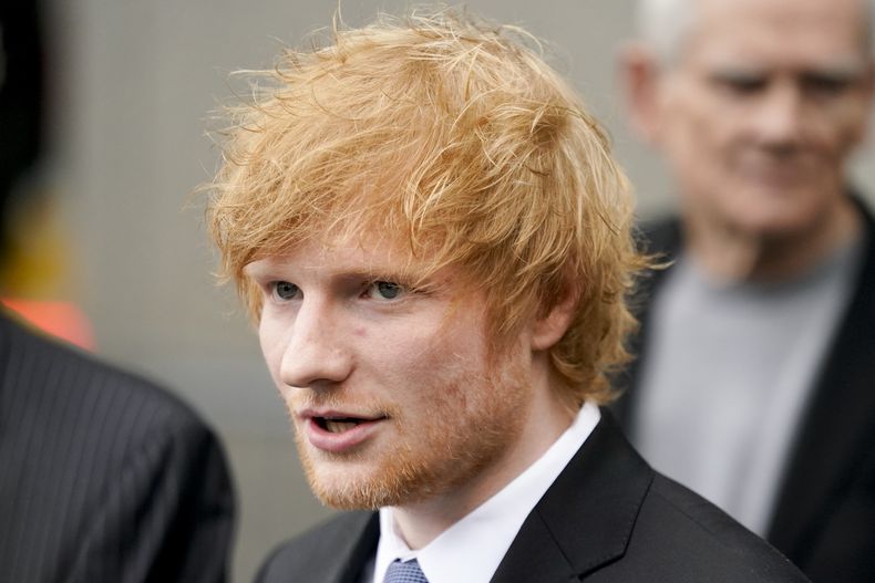 El músico Ed Sheeran habla con medios de comunicación fuera de una Corte Federal en Nueva York tras ganar su juicio por violaciones a los derechos de autor el jueves 4 de mayo de 2023 en Nueva York. Un jurado federal concluyó que Sheeran no plagió componentes clave del clásico de Marvin Gaye de la década de 1970 Lets Get It On cuando creó su éxito Thinking Out Loud. (Foto AP/John Minchillo)