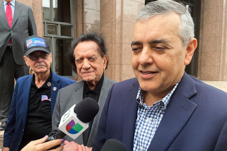 ARCHIVO – El excongresista David Rivera habla con los medios fuera de un tribunal federal en Miami, el 20 de diciembre de 2022. (AP Foto/Joshua Goodman, Archivo)