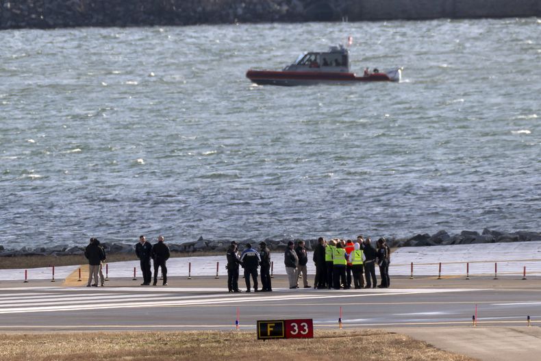 Personal de seguridad cerca del lugar donde chocaron dos aeronaves en Arlington, Virginia el 1 de febrero del 2025. (AP foto/Jose Luis Magana)
