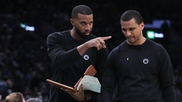 En foto del 7 de mayo del 2024, el asistente de los Celtics de Boston Charles Lee habla con el entrenador Joe Muzzalla en el juego de la segunda ronda de la postemporada ante los Cavaliers de Cleveland. El jueves 9 de mayo del 2024, Lee es contratado como nuevo entrenador de los Hornets de Charlotte. (AP Foto/Charles Krupa)
