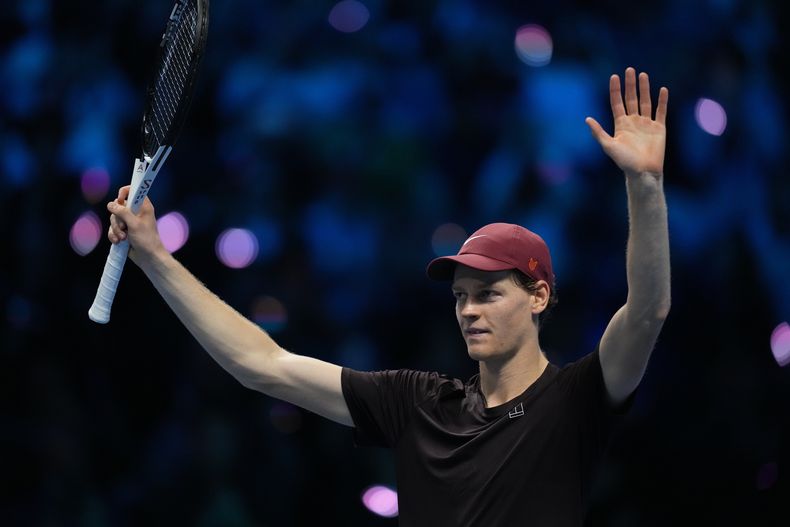 Jannik Sinner celebra después de ganar el juego de semifinales de tenis de las Finales del ATP World Tour contra Alex de Minaur, en Turín, Italia, el sábado 15 de noviembre de 2025. (AP Photo/Antonio Calanni)