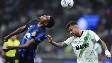 Denzel Dumfries, del Inter, y Matheus Henrique, del Sassuolo, disputan un centro en un partido de la Serie A italiana, el miércoles 27 de septiembre de 2023 (Spada/LaPresse via AP)